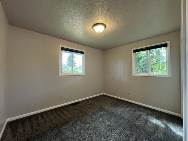 Building Photo - Charming Single-Level 3 Bedroom Home with Spacious Fenced Backyard, Landscaping Included & Great ...