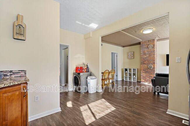 Building Photo - 1129 Brabec St