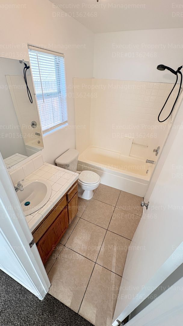 Building Photo - 4 bedroom 2 bathroom home located near S. H St/ Berkshire Rd