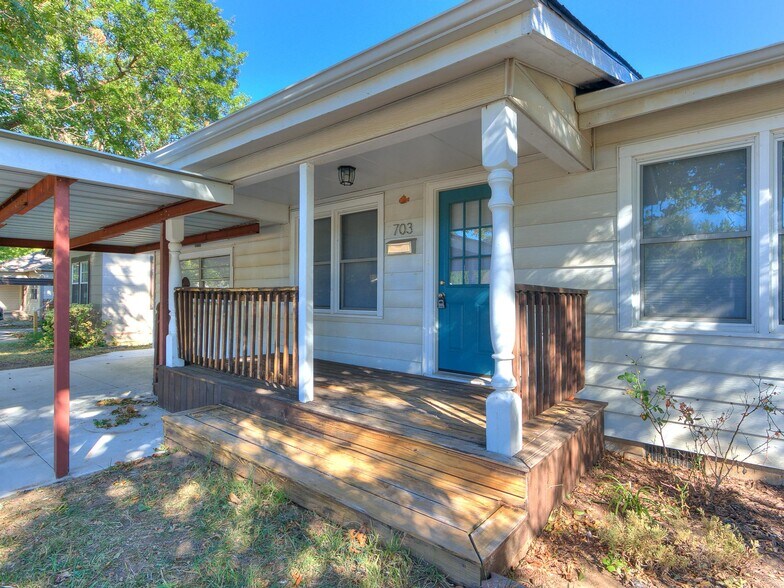 Building Photo - 703 Dakota St