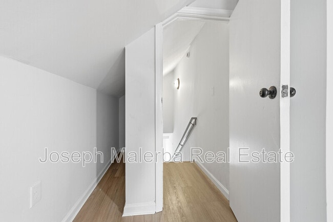 Building Photo - 848 Bank St