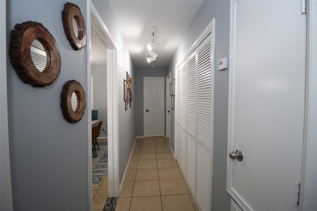 Building Photo - 9707 Richmond Ave.