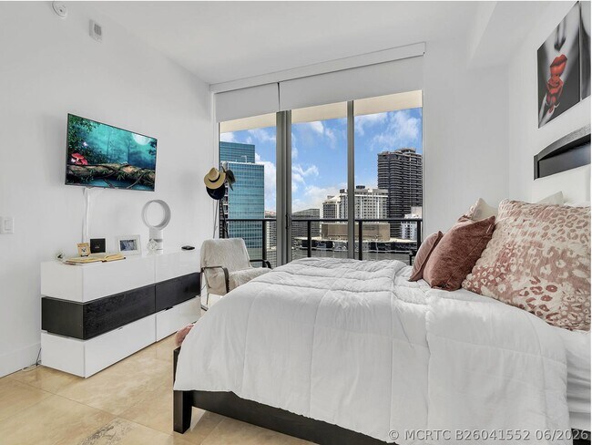 Building Photo - 1300 Brickell Bay Dr