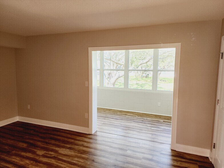 Building Photo - 1001 77th Ave N