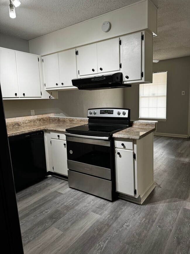 Building Photo - Charming 2/2 Condo Blocks from Baylor Campus!