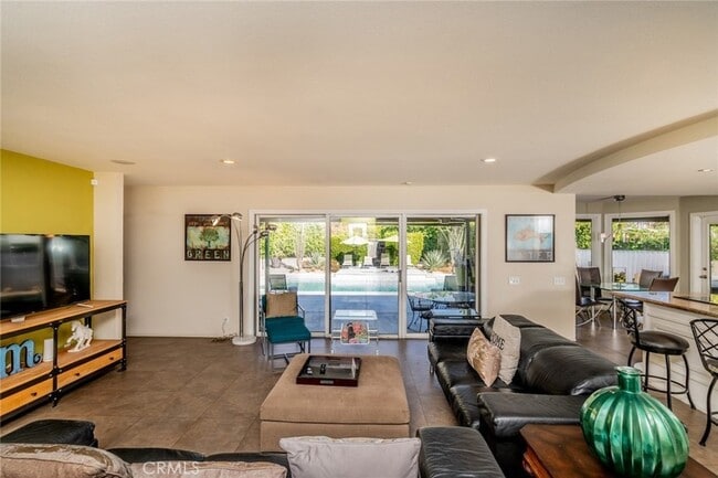 Building Photo - 1600 Palm Tree Dr