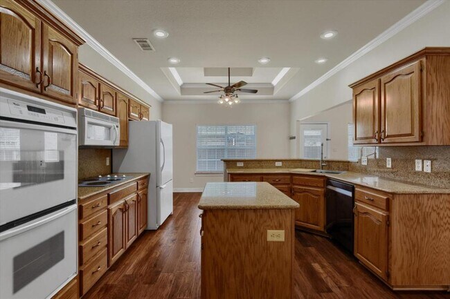 Building Photo - 629 Clay Ln
