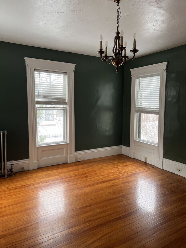 Building Photo - Beautiful 3 Bedroom 1 Bath Apartment in Crown Hill