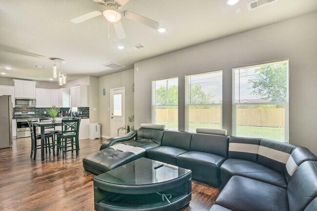 Building Photo - 3510 Oleander Ave