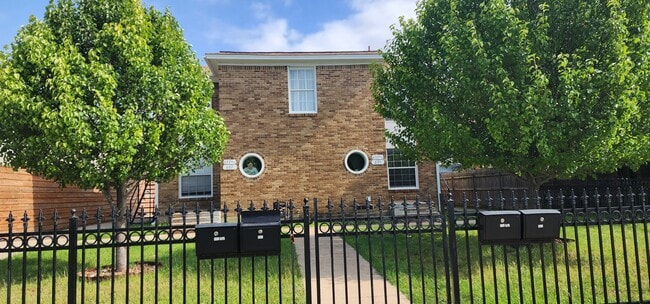 Building Photo - 635 Winston St
