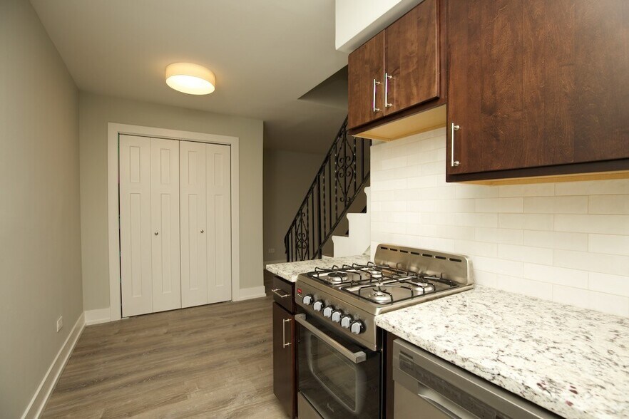 Building Photo - 450 W Barry Ave