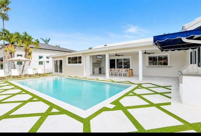 Building Photo - 885 Nafa Dr