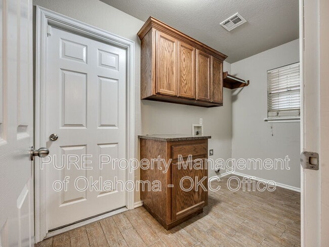 Building Photo - 1605 SW 33RD St