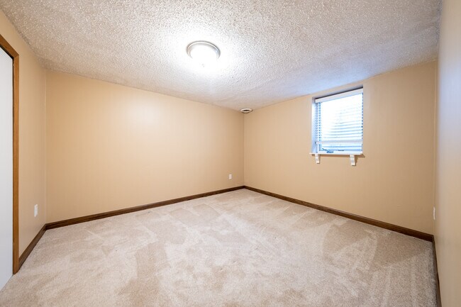 Building Photo - 13784 Fairlawn Ave