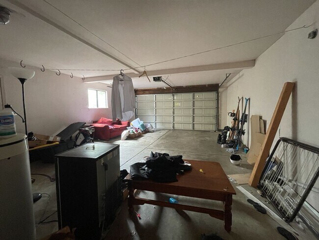 Building Photo - Two story 4 bedroom 2.5 bath home for September move in!