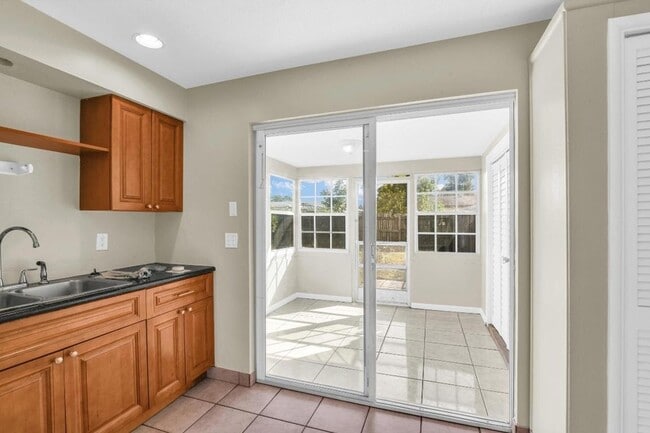 Building Photo - 184 SE 27th Way