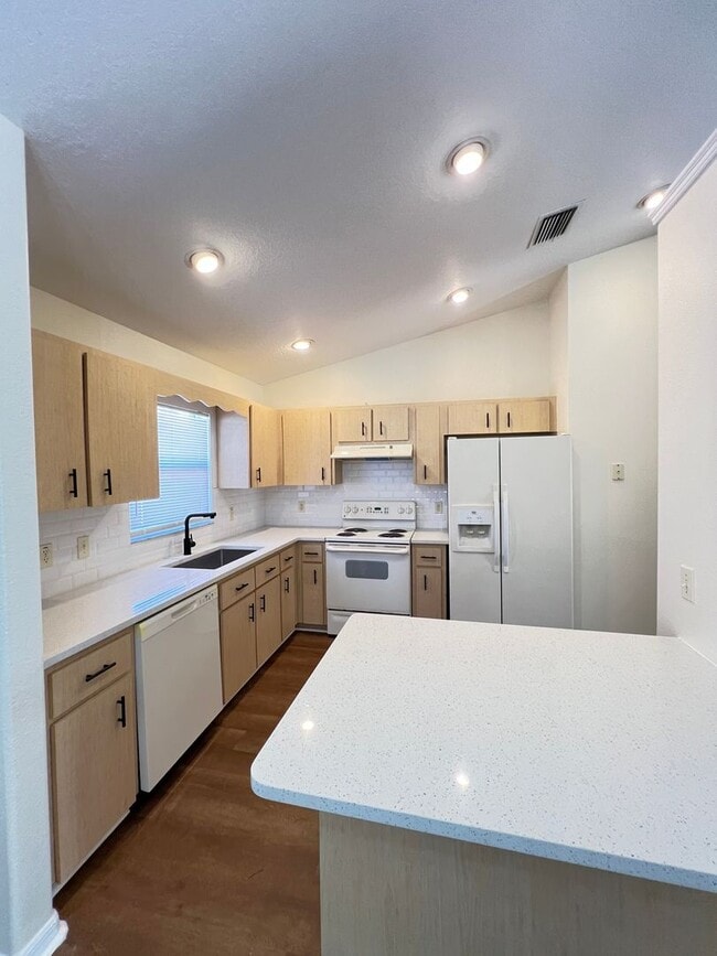 Building Photo - Your 3BD/2BA Peaceful Retreat in the Heart of Ocala!