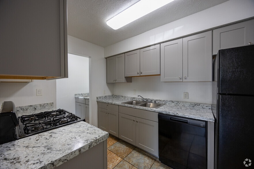 Primary Photo - Peppertree Apartments