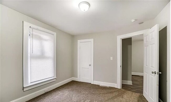 Building Photo - Welcome to this charming 3-bedroom, 2-bath...