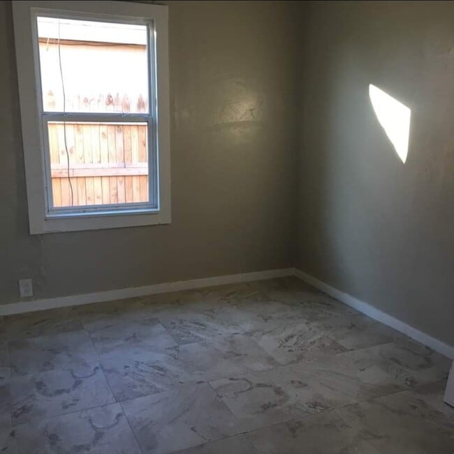 Building Photo - 1405 N Seminole St