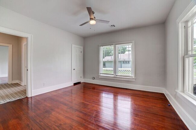 Building Photo - 2/1 Bright and Cheery Home Right Off Downtown!