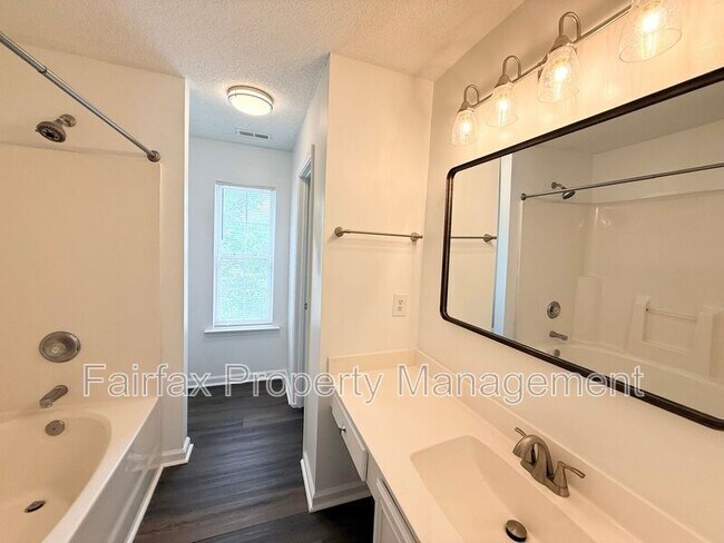 Building Photo - 201 Ridge Lake Dr