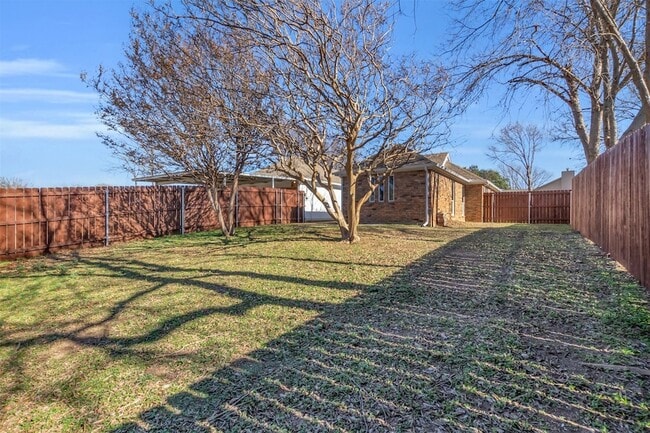 Building Photo - 8691 Pebblebrook Dr