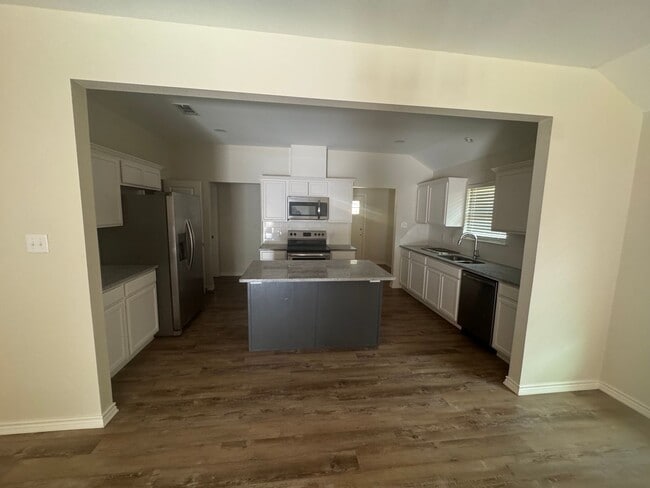 Building Photo - 3 bedroom, 2 bath