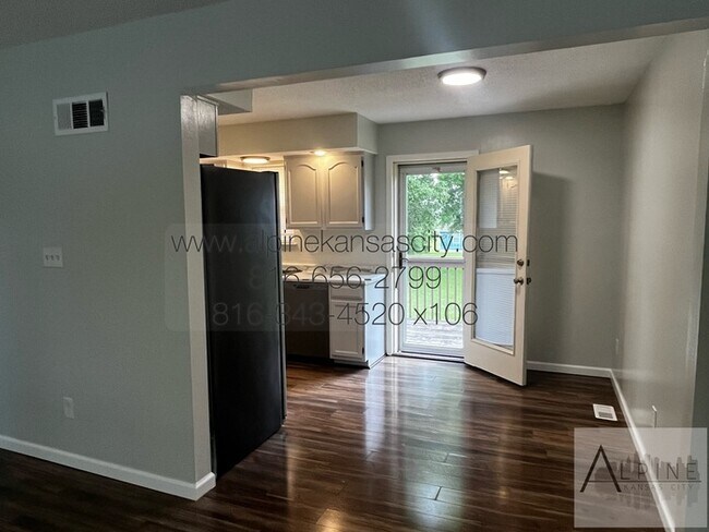 Building Photo - Northland Split Level All Electric!