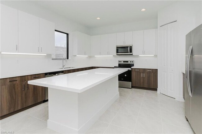 Building Photo - 5114 Panella Ave