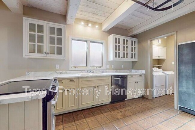 Building Photo - 6208 Sabre Ct NW