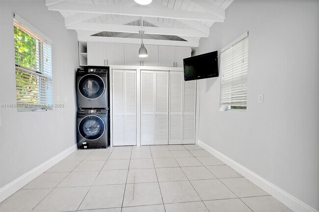 Building Photo - 2180 SW 24th St