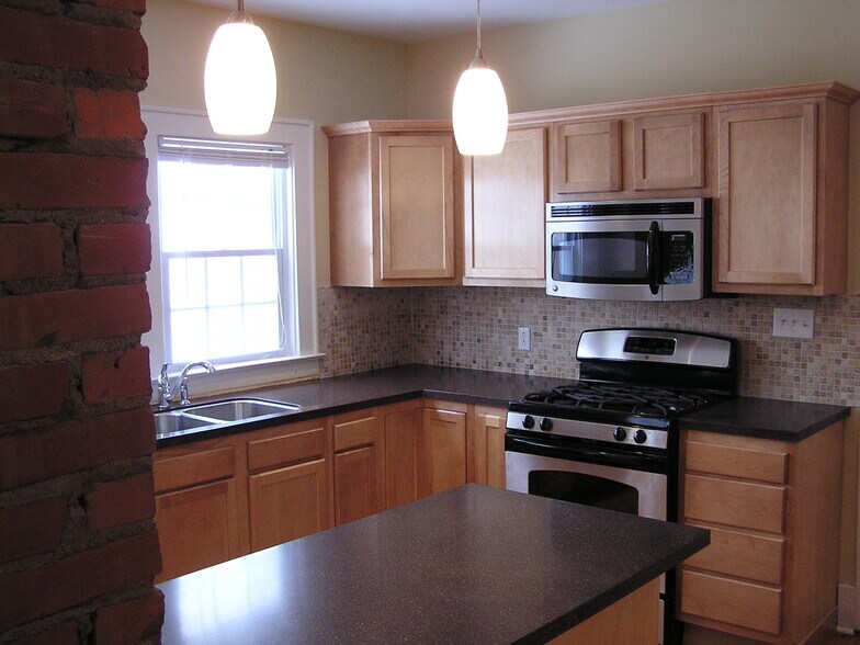 Building Photo - 425 Roosevelt Ave