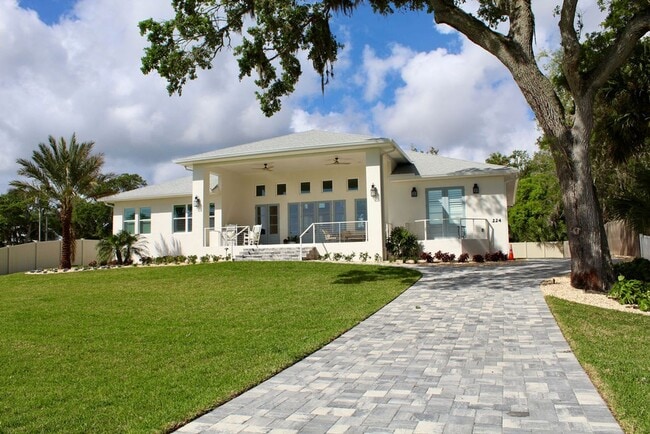 Building Photo - Fully Furnished 3 Bedroom, 3.5 Bath Home with Stunning Intracoastal Views