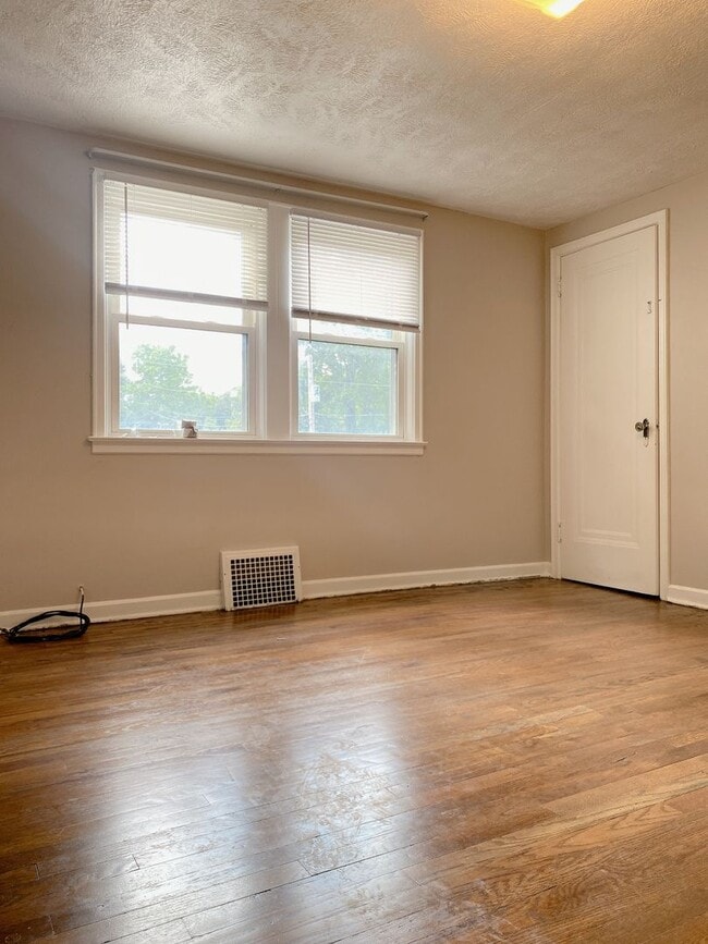 Building Photo - Large 2 bed 1 bath duplex with one car att...