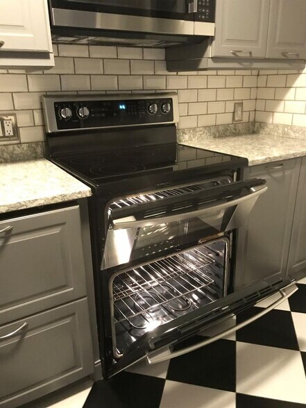 Building Photo - 13 Strawberry Bank Rd