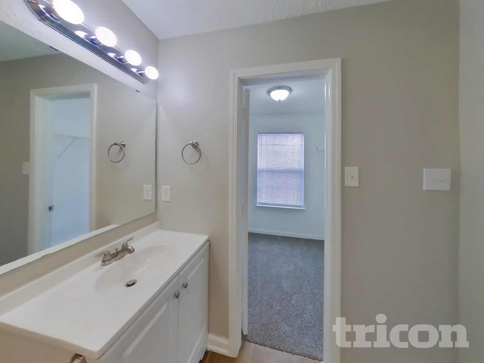 Building Photo - 4518 Connaught W Dr