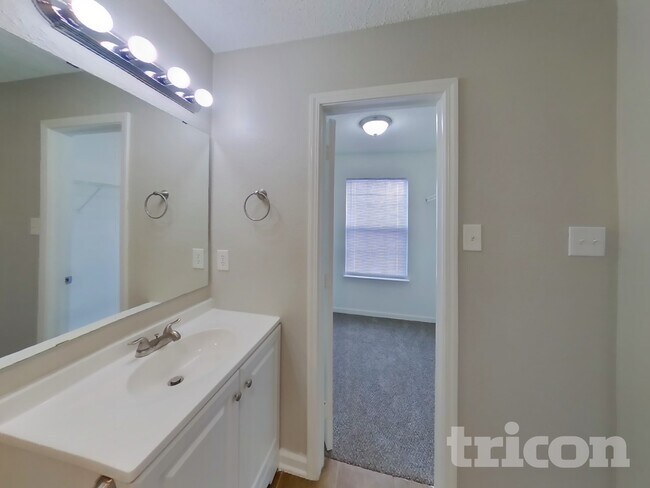 Building Photo - 4518 Connaught W Dr