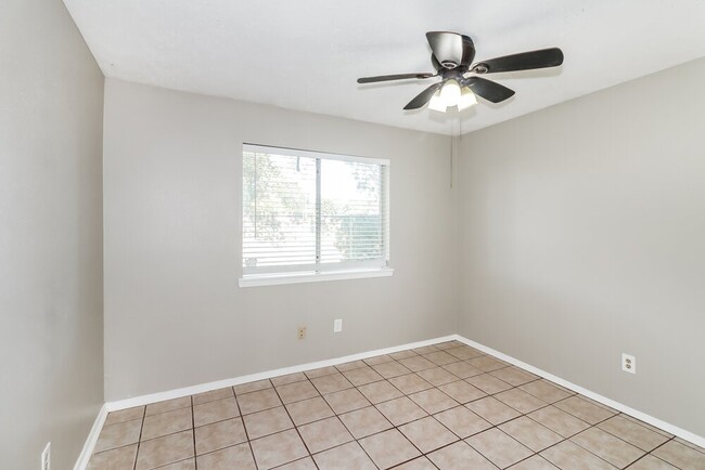 Building Photo - 10111 King Ranch Ln