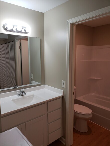 Bath 4 - 630 Hubert St NE