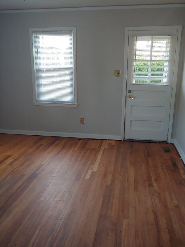 Building Photo - 602 Warren St