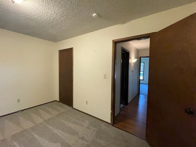 Building Photo - Southside Springfield!  2 Bedroom/2 Bath D...