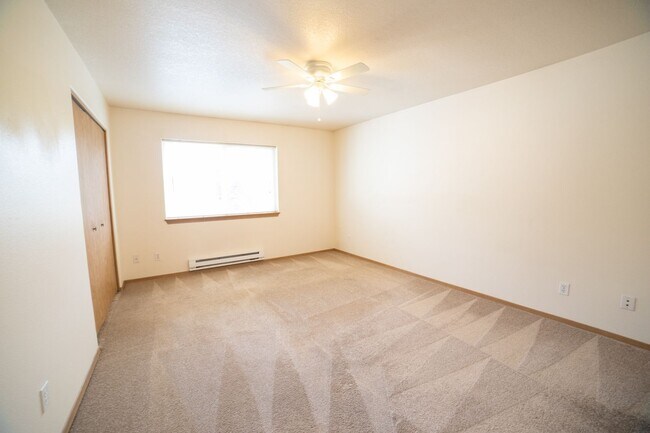 Building Photo - Oversized Townhouse in Prime Location!