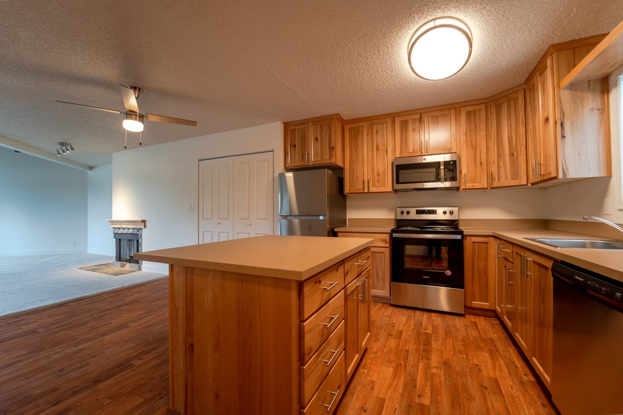 Building Photo - 8585 SW Canyon Ln