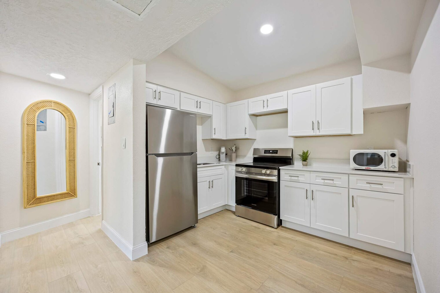 Building Photo - 637 S Orlando Ave
