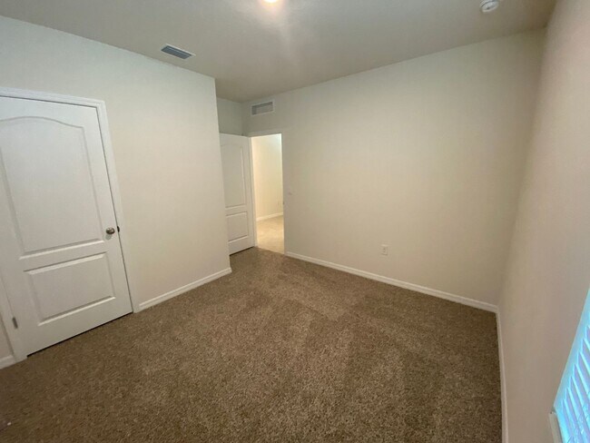 Building Photo - 4 Bedroom 2 Bath home in Oak Leaf Preserve...
