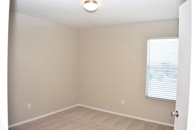 Building Photo - 14000 Silkwood Dr