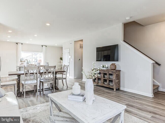 Building Photo - 216 Macoun Way