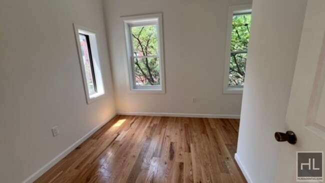 Building Photo - VERY BRIGHT AND COZY 4 BEDROOMS/2 FULL BAT...