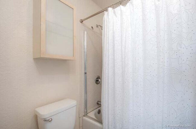 Master Bath w/ Tub & Shower - 3985 Hortensia St